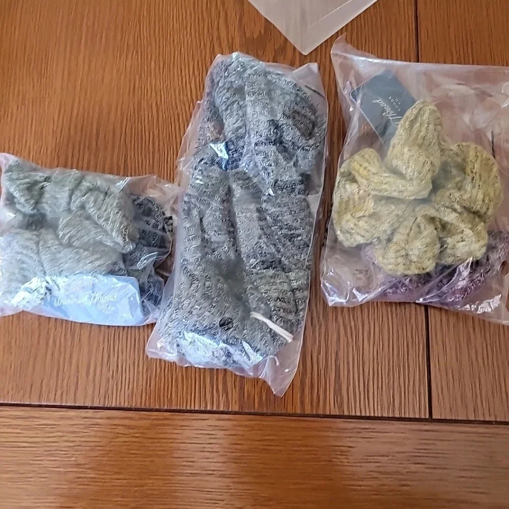 Universal Thread Hair Accessories NWT‎ 3 Piece Bundle Hair Scrunchies & Headwrap